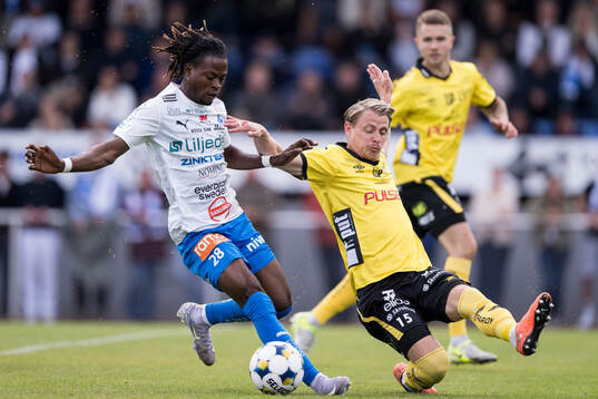 Värnamos Frank Junior Agyei och Elfsborgs Simon Hedlund