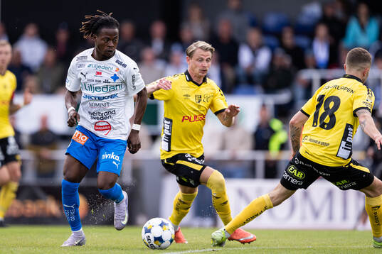 Värnamos Frank Junior Agyei och Elfsborgs Simon Hedlund