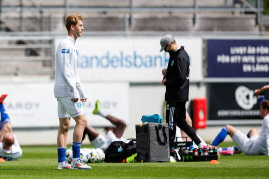 Umeå FCs spelare värmer