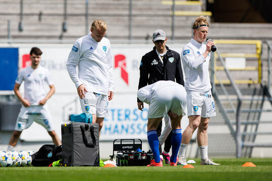Umeå FCs spelare värmer