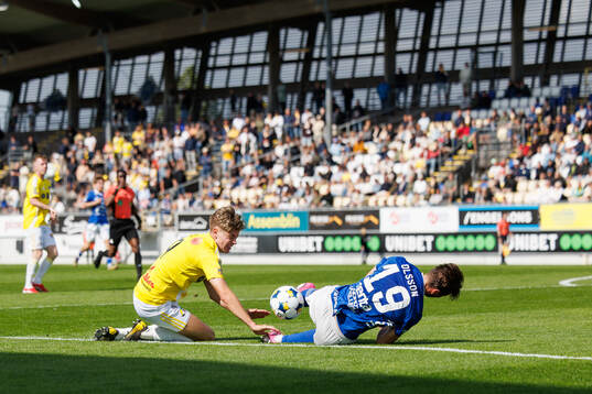 Falkenbergs Remo Gotfredsen Grgic och Umeå FCs Tim Olsson