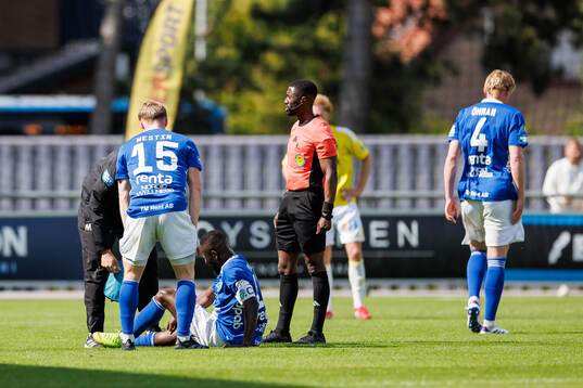 Umeå FCs Emmanuel Yeboah har ont