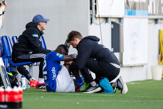 Umeå FCs Emmanuel Yeboah har ont
