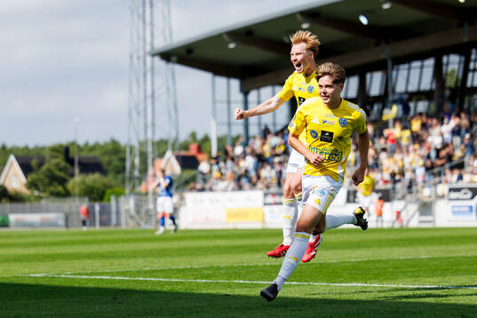Falkenbergs Remo Gotfredsen Grgic jublar med Linus