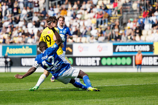 Umeå FCs Emmanuel Yeboah och Falkenbergs Oskar Lindberg