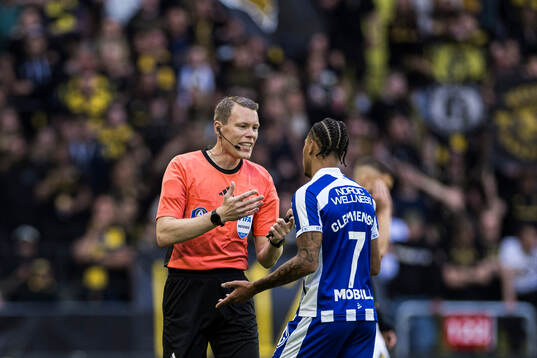 Domare Oscar Johnson i samtal med IFK Göteborgs Sebastian