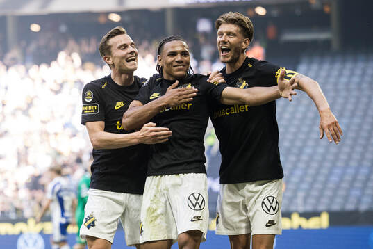 AIKs Johan Hove, Kevin Filling och Anton Salétros jublar