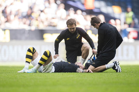 AIKs Bersant Celina har ont och får vård
