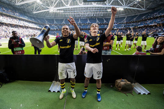 AIKs Kevin Filling  och Yannick Geiger  jublar