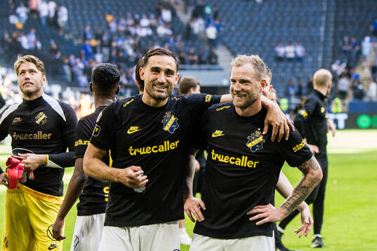 AIKs Sotirios Papagiannopoulos och John Guidetti jublar