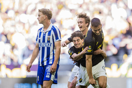 AIKs Filip Benkovic jublar med AIKs Yannick Geiger och Taha