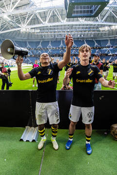 AIKs Kevin Filling och Yannick Geiger jublar