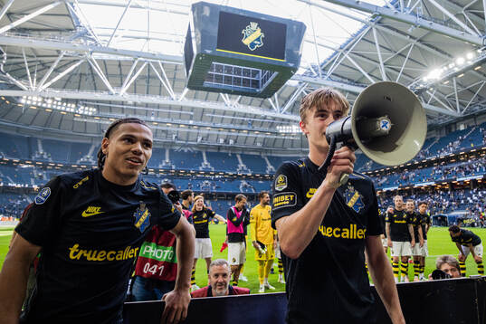 AIKs Kevin Filling och Yannick Geiger jublar