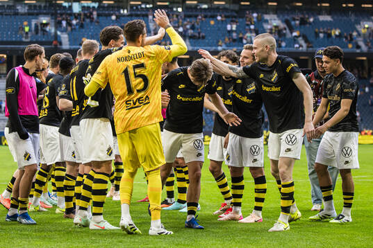 AIKs Yannick Geiger (m) jublar med lagkamrater