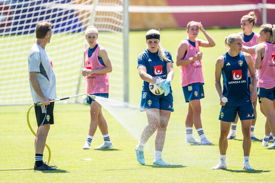 Sports psychologist Rasmus Liljeblad and goalkeeper Emma