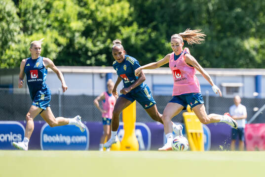 Jonna Andersson, Madelen Janogy and Kosovare Asllani of the