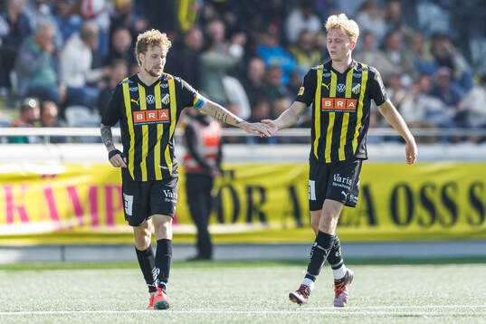 Häckens Simon Gustafson och Isak Brusberg jublar