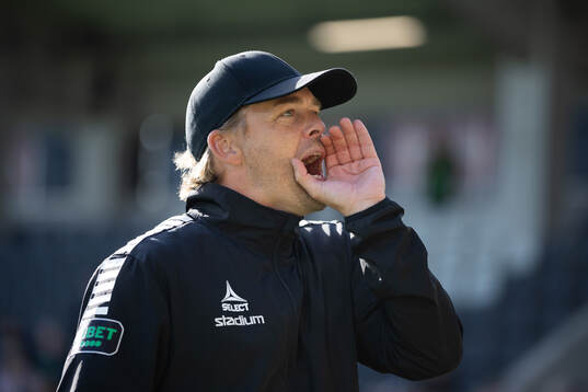 GAIS tränare Fredrik Holmberg jublar och firar med