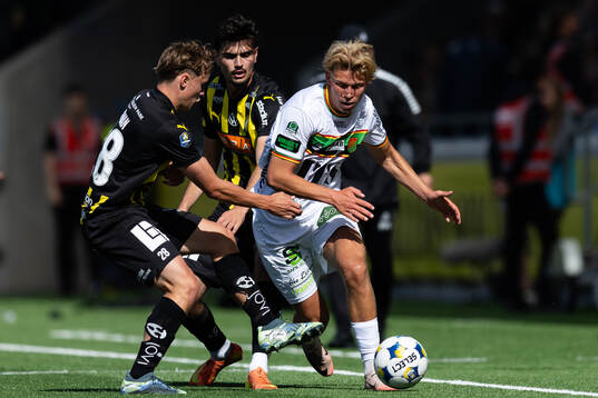 Häckens Filip Öhman och GAIS Rasmus Niklasson Petrovic