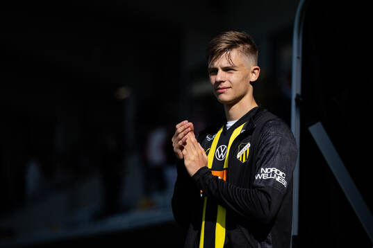 Häcken presenterar Adrian Svanbäck som ny spelare i