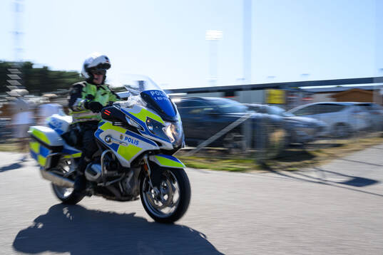 Motorcykelpolis utanför Strandvallen