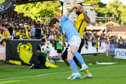 Malmö FFs Oliver Berg och Mjällbys Abdullah Iqbal