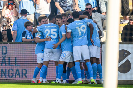 Malmö FFs Taha Ali jublar med lagkamrater