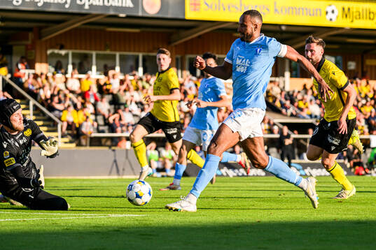 Mjällbys målvakt Noel Törnqvist och Malmö FFs Isaac