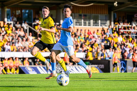 Mjällbys Elliot Stroud och Malmö FFs Adrian Skogmar