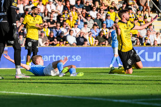 Malmö FFs Hugo Bolin och Mjällbys Axel Norén deppar