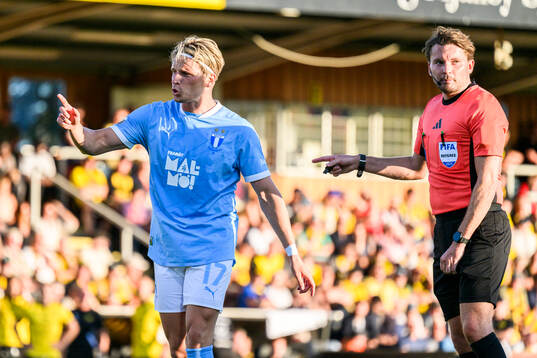 Malmö FFs Jens Stryger Larsen och Domare Joakim Östling