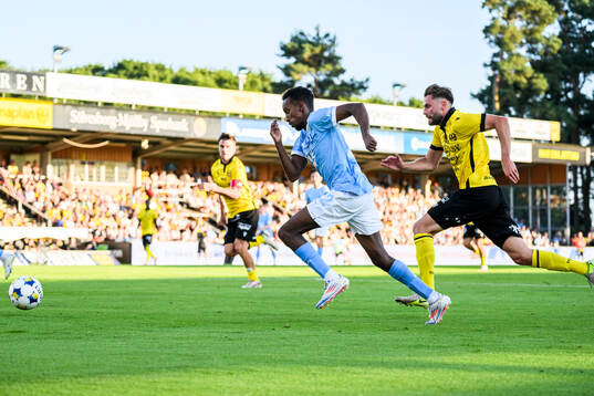 Malmö FFs Taha Ali och Mjällbys Axel Norén