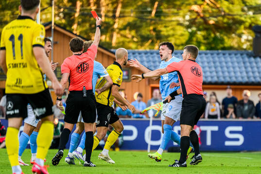 Malmö FFs Colin Rösler tilldelas rött kort