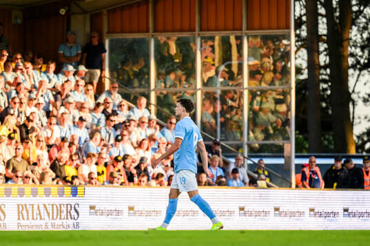Malmö FFs Colin Rösler lämnar planen