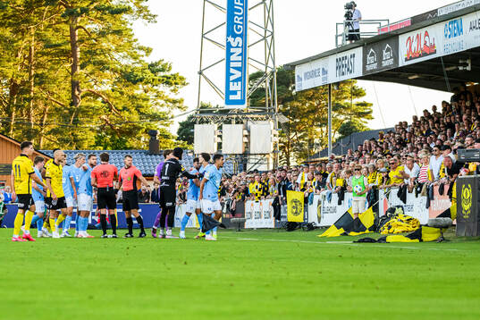Malmö FFs Colin Rösler tilldelas rött kort
