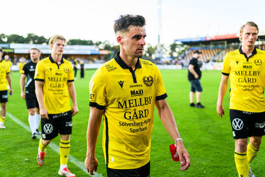 Mjällbys Jesper Gustavsson och Alexander Johansson deppar