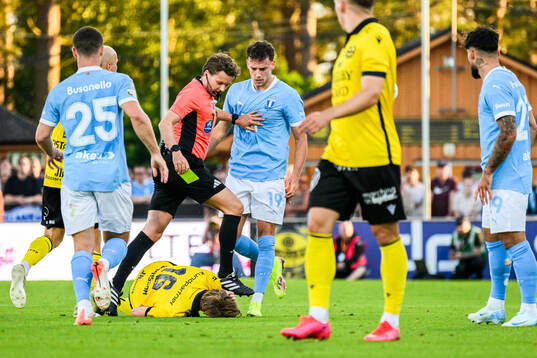 Malmö FFs Colin Rösler och Mjällbys Alexander Johansson