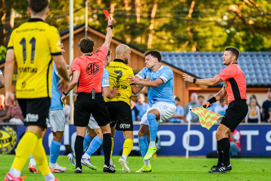 Malmö FFs Colin Rösler tilldelas rött kort