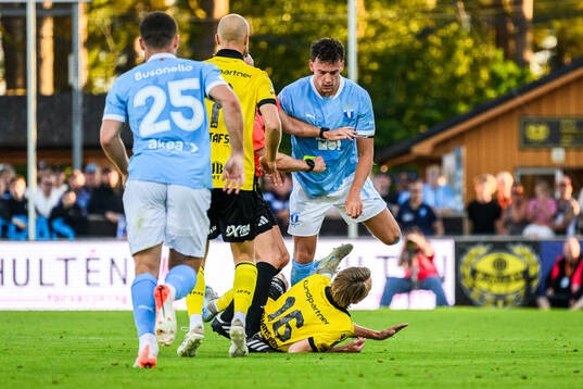 Malmö FFs Colin Rösler och Mjällbys Alexander Johansson