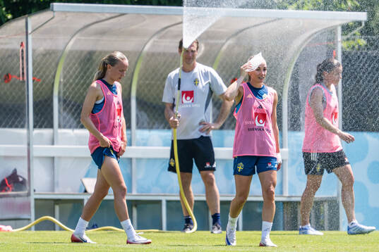 Matilda Vinberg and Kosovare Asllani of the Swedish women's