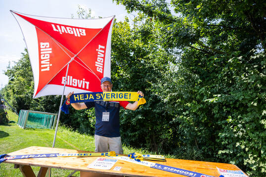 Marcel Werder holds up a scarf that translates to ”Go