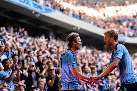 Djurgårdens Tobias Gulliksen jublar med Theo Bergvall