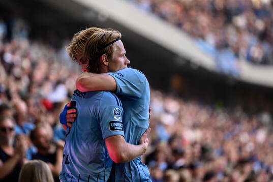 Djurgårdens Tobias Gulliksen och Theo Bergvall jublar