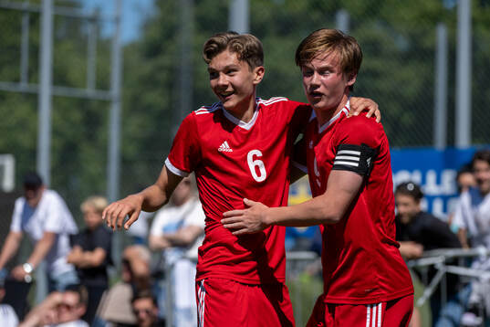 Oscar Laub jublar med Alexander Andersson