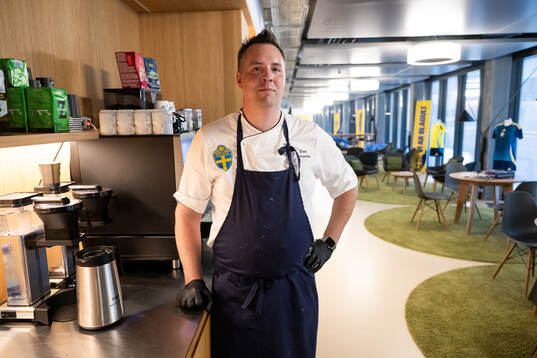 Chef Dick Broström at a walk around at OYM the base camp