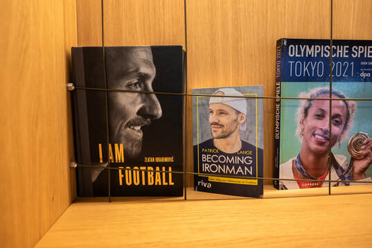 A book shelf with Zlatan Ibrahimovic book I am Football is