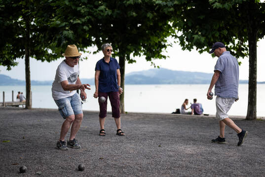 Max, Elisabeth och Beat spelar boule