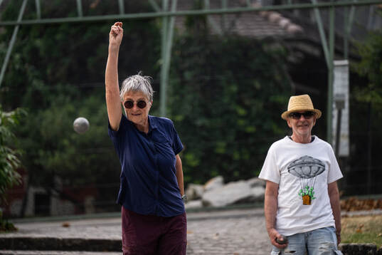 Elisabeth och Max spelar boule
