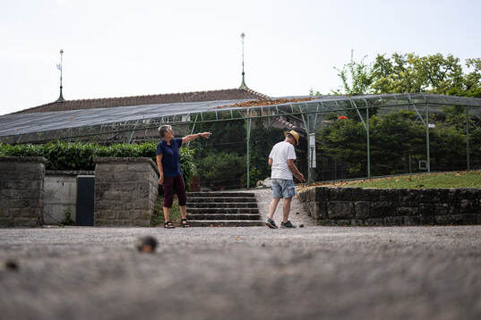 Elisabeth och Max spelar boule