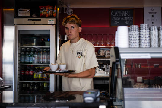 Artemeu serverar kaffe och glass